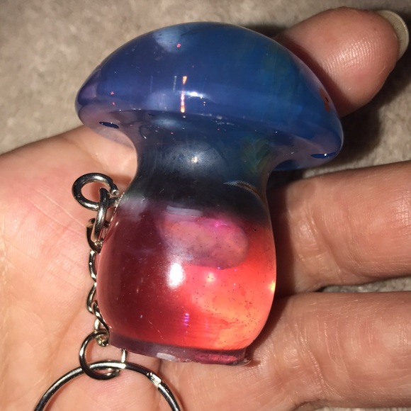 Custom Epoxy mini mushroom 🍄 keychain with shells glow ✨ and 3 Wishes - Picture 6 of 10